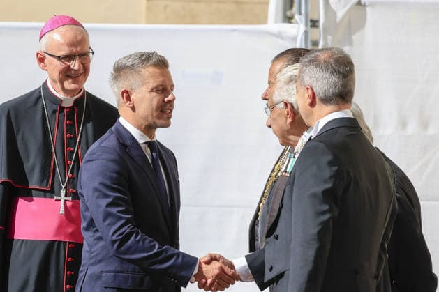 Hungary’s Prime Minister Peter Magyar at the Vatican VATICAN CITY, VATICAN, SEPTEMBER 24: Hungary’s Prime Minister Peter Magyar (2nd L) flanked by Prefect of the Papal Household Petar Rajic (L) greets Papal Gentlemen as he arrives in St. Damaso courtyard for his meeting with Pope Leo XIV at the Vatican, on September 24, 2026. Riccardo De Luca Anadolu Vatican city Vatican. Editorial use only. Please get in touch for any other usage.  Copyright: x2026xAnadoluxRiccardoxDexLucax