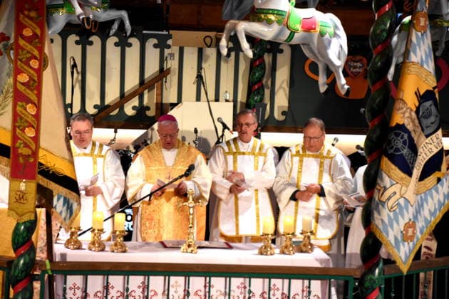 Sascha Ellinghaus, chaplain to the carnival workers; Matthias König, auxiliary bishop from Paderborn; clergy; Mass; ceremony; Munich; September 24, 2026; Theresienwiesn; Oktoberfest; Marstall festival tent; carnival workers; fair with rides; fatal accident; memorial; photo; Munich