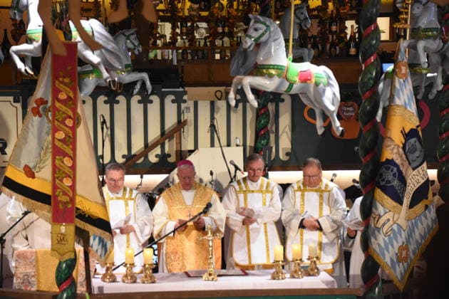 Sascha Ellinghaus, chaplain to the carnival workers; Matthias König, auxiliary bishop from Paderborn; clergy; Mass; ceremony; Munich; September 24, 2026; Theresienwiesn; Oktoberfest; Marstall festival tent; carnival workers; fair with rides; fatal accident; memorial; photo; Munich