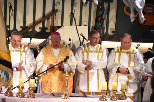 Sascha Ellinghaus, chaplain for fairground workers; Matthias König, auxiliary bishop from Paderborn, with clergy; Mass; ceremony; Munich; September 24, 2026; Theresienwiesn; Oktoberfest; Marstall festival tent; fairground workers Mass; amusement ride; fatal accident; memorial; photo; Munich