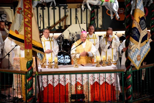 Sascha Ellinghaus, chaplain for fairground workers; Matthias König, auxiliary bishop from Paderborn, with clergy; Mass; ceremony; Munich; September 24, 2026; Theresienwiesn; Oktoberfest; Marstall festival tent; fairground workers Mass; amusement ride; fatal accident; memorial; photo; Munich