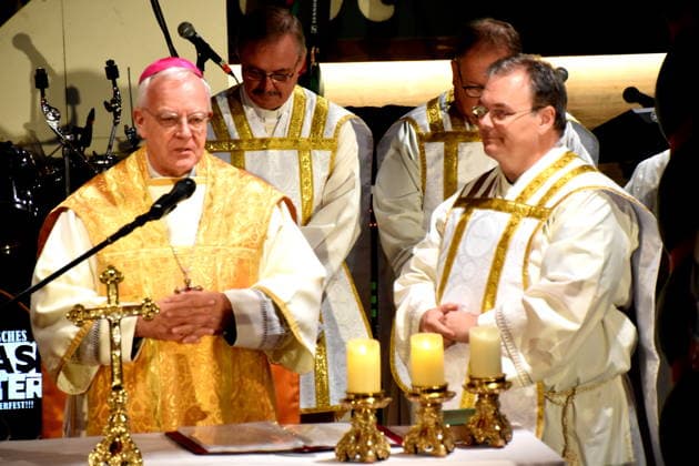 Matthias König, Auxiliary Bishop of Paderborn; Sascha Ellinghaus, chaplain for fairground workers; and clergy at a Mass ceremony in Munich on September 24, 2026, at the Theresienwiesn Oktoberfest in the Marstall Festival Tent—a fair featuring rides, commemorating a fatal accident; photo, Munich