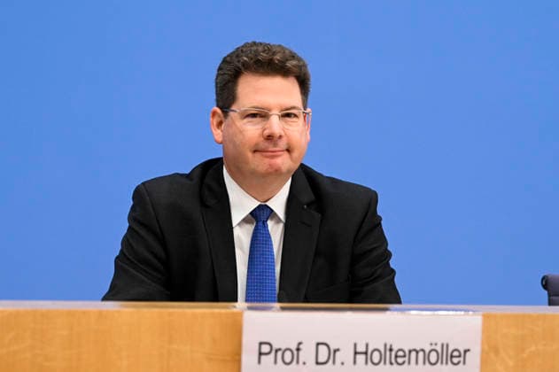 ABB BPK Prof. Dr. Oliver Holtemoeller, Spokesperson, Leibniz Institute for Economic Research Halle Topic: Presentation of the Joint Economic Forecast for Fall 2026 by the economic research institutes at the BPK Berlin Federal Press Conference in Berlin on September 24, 2026, Berlin, Germany