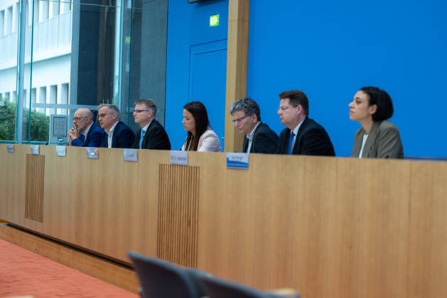 Gemeinschaftsdiagnose Herbst 2026 der Wirtschaftsforschungsinstitute. Deutschland, Berlin am 24. September 2026: Die Forcher vor der Presse in der Bundespressekonferenz (von links nach rechts): Prof. Dr. Timo Wollmershäuser, ifo Institut Leibniz-Institut für Wirtschaftsforschung an der Universität München e.V. Prof. Dr. Torsten Schmidt, RWI Leibniz-Institut für Wirtschaftsforschung e.V. Prof. Dr. Stefan Kooths, Kiel Institut für Weltwirtschaft Dr. Geraldine Dany-Knedlik, Deutsches Institut für Wirtschaftsforschung e.V. (DIW Berlin). Dr. Axel Lindner, Leibniz-Institut für Wirtschaftsforschung Halle (IWH). Prof. Dr. Oliver Holtemöller, Sprecher, Leibniz-Institut für Wirtschaftsforschung Halle (IWH). Die Gemeinschafts