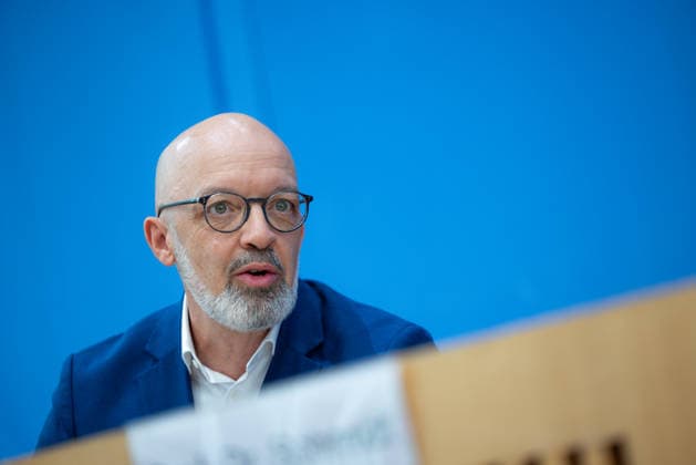Joint Economic Forecast for Fall 2026 by the German Economic Research Institutes, Berlin, September 24, 2026 Prof. Dr. Timo Wollmershäuser, ifo Institute Leibniz Institute for Economic Research at the University of Munich e.V. The Joint Economic Forecast analyzes and forecasts the economic situation in Germany