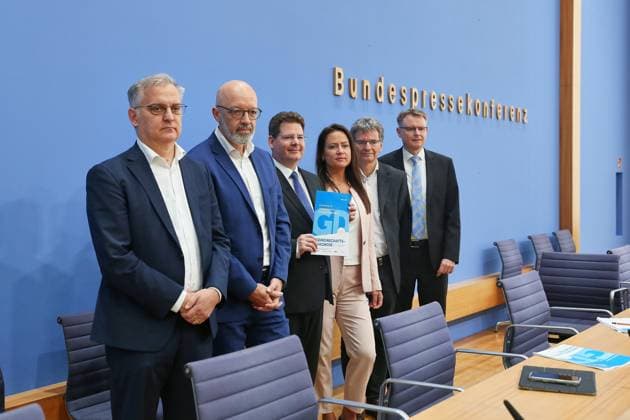 Berlin, Germany, September 24, 2026 Federal Press Conference: Joint Economic Forecast by the Economic Research Institutes, Fall 2026 Torsten Schmidt, Timo Wollmershäuser, Oliver Holtemöller, Geraldine Dany Knedlik, Axel Lindner, and Stefan Kooths Copyright: xdtsxNachrichtenagenturx dts_136275
