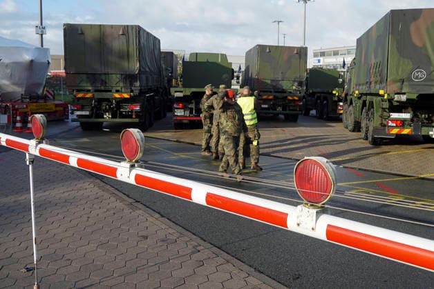 CNTV REDSTORM: Arrival of the first Bundeswehr soldiers and trucks under military police control in the Port of Hamburg area. Bundeswehr exercise codenamed Red Storm Charlie in Hamburg on September 24, 2026. The Hamburg Regional Command and other Bundeswehr units are conducting joint training, procedures and coordination prior to the emergen