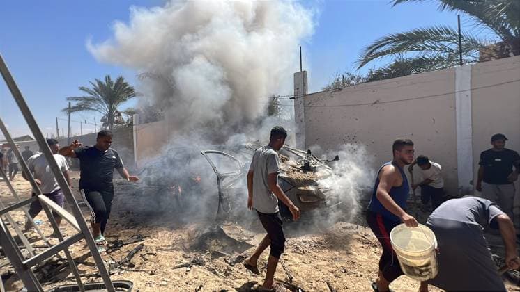 Israeli drone strike targets civilian vehicle in Gaza, killing one Palestinian DEIR AL-BALAH, GAZA, PALESTINE - SEPTEMBER 24: Smoke and flame rise from a civilian vehicle on a road in the western part of Deir al-Balah in the central Gaza, Palestine on September 24, 2026, following a targeted strike by an Israeli unmanned aerial vehicle (UAV). According to local medical and civil defense sources, at least one Palestinian was killed and several others sustained injuries when the missile struck the moving vehicle, causing an immediate fire that engulfed the chassis. Adam Bilal Anadolu Deir al Balah Gaza. Editorial use only. Please get in touch for any other usage.  Copyright: x2026xAnadoluxAdamxBilalx