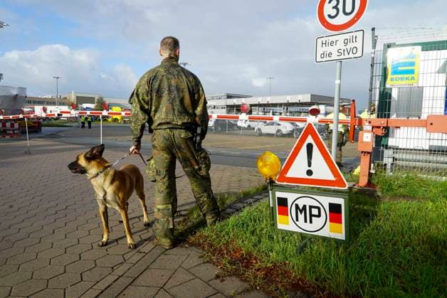 CNTV REDSTORM: Arrival of the first Bundeswehr soldiers and trucks under military police control in the Port of Hamburg area. Bundeswehr exercise codenamed Red Storm Charlie in Hamburg on September 24, 2026. The Hamburg Regional Command and other Bundeswehr units are conducting joint training, procedures and coordination prior to the emergen