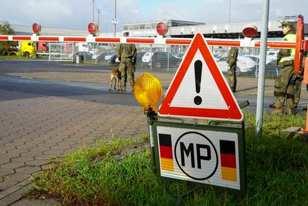CNTV REDSTORM: Arrival of the first Bundeswehr soldiers and trucks under military police control in the Port of Hamburg area. Bundeswehr exercise codenamed Red Storm Charlie in Hamburg on September 24, 2026. The Hamburg Regional Command and other Bundeswehr units are conducting joint training, procedures and coordination prior to the emergen