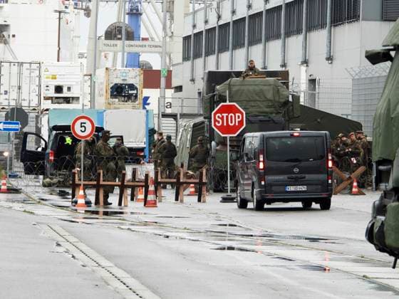 CNTV REDSTORM: Arrival of the first Bundeswehr soldiers and trucks under military police control in the Port of Hamburg area. Bundeswehr exercise codenamed Red Storm Charlie in Hamburg on September 24, 2026. The Hamburg Regional Command and other Bundeswehr units are conducting joint training, procedures and coordination prior to the emergen