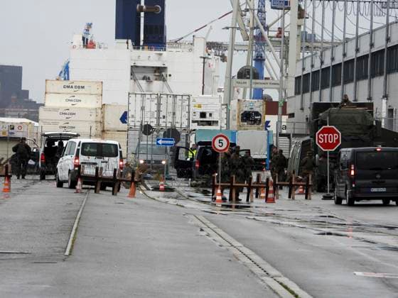 CNTV REDSTORM: Arrival of the first Bundeswehr soldiers and trucks under military police control in the Port of Hamburg area. Bundeswehr exercise codenamed Red Storm Charlie in Hamburg on September 24, 2026. The Hamburg Regional Command and other Bundeswehr units are conducting joint training, procedures and coordination prior to the emergen