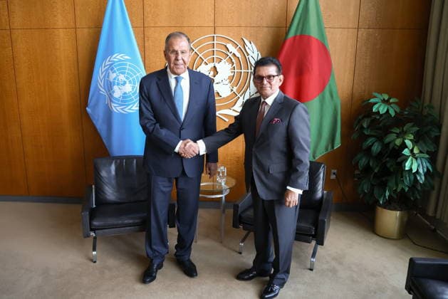 USA, NEW YORK CITY - SEPTEMBER 23, 2026: Sergei Lavrov (L), Russia s Foreign Minister, and Khalilur Rahman, Bangladesh s Foreign Minister, President of the UN General Assembly, shake hands during a meeting on the sidelines of the 2026 High-level Week as part of the 81st session of the UN General Assembly. Russian Foreign Ministry TASS  98233425