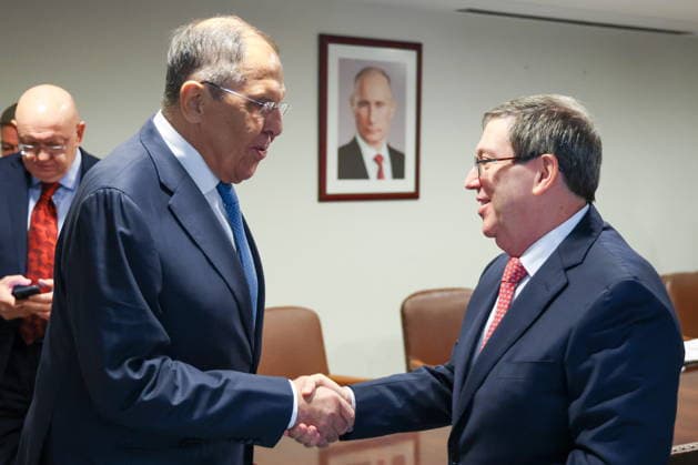 USA, NEW YORK CITY - SEPTEMBER 23, 2026: Sergei Lavrov (L), Russia s Foreign Minister, and his counterpart Bruno Rodriguez Parrilla of Cuba shake hands during a meeting on the sidelines of the 2026 High-level Week as part of the 81st session of the UN General Assembly. Russian Foreign Ministry TASS  98233107