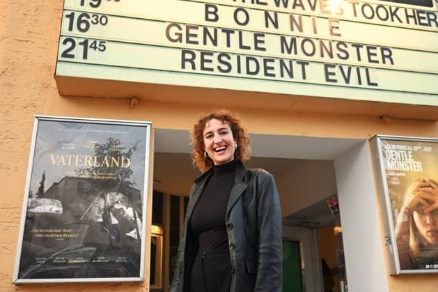 Film Premiere of BONNIE in Regensburg, Ostentor Kino. Bonnie is a Munich-based action comedy, a feature film from 2026 directed by Mark Lohr. The independent feature film was produced by the Bavarian production company Slamming Sheep Film. The film has been in theaters since September 3, 2026. Photo: Lead actress Corinna Blädel