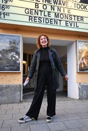 Film Premiere of BONNIE in Regensburg, Ostentor Kino. Bonnie is a Munich-based action comedy, a feature film from 2026 directed by Mark Lohr. The independent feature film was produced by the Bavarian production company Slamming Sheep Film. The film has been in theaters since September 3, 2026. Photo: Lead actress Corinna Blädel