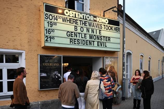Film Premiere of BONNIE in Regensburg, Ostentor Kino Bonnie is a Munich-based action comedy, a feature film from 2026 directed by Mark Lohr. The independent feature film was produced by the Bavarian production company Slamming Sheep Film. The film has been in theaters since September 3, 2026.