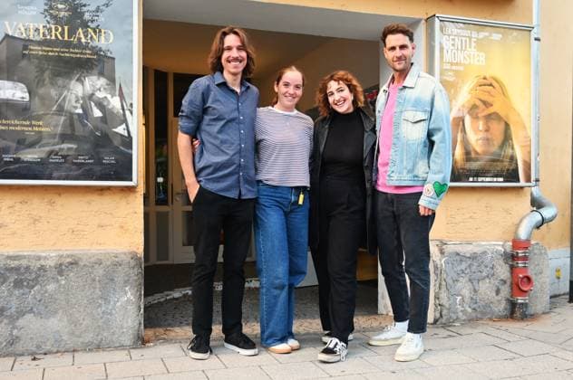 Film Premiere of BONNIE in Regensburg, Ostentor Kino Bonnie is a Munich-based action comedy, a feature film from 2026 directed by Mark Lohr. The independent feature film was produced by the Bavarian production company Slamming Sheep Film. The film has been in theaters since September 3, 2026. Photo: Director Mark Lohr, Franziska Leinfelder, Corinna Blädel, and