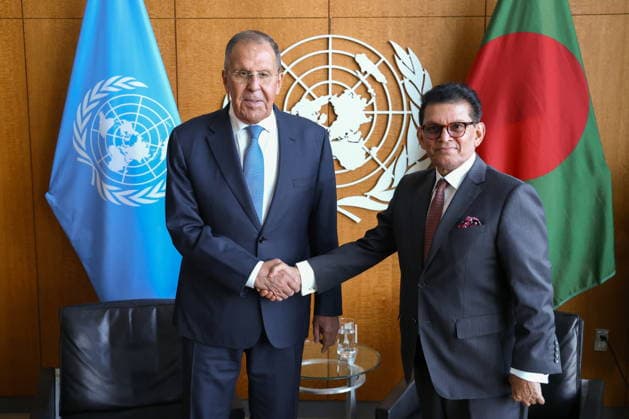 USA, NEW YORK CITY - SEPTEMBER 23, 2026: Sergei Lavrov (L), Russia s Foreign Minister, and Khalilur Rahman, Bangladesh s Foreign Minister, President of the UN General Assembly, shake hands during a meeting on the sidelines of the 2026 High-level Week as part of the 81st session of the UN General Assembly. Russian Foreign Ministry TASS  98233418