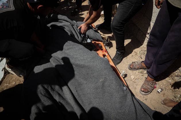 Israeli army targets vehicle in Deir al-Balah DEIR AL-BALAH, GAZA, PALESTINE – SEPTEMBER 24: A Palestinian is killed in the attack carried out by an unmanned aerial vehicle (UAV) in the eastern part of Deir al-Balah in Gaza, Palestine, on September 24, 2026. A vehicle was targeted by the Israeli army. Palestinians who gathered at the scene after the attack tried to extinguish the fire that broke out in the vehicle. Abdalhkem Abu Riash Anadolu Deir al-Balah Gaza. Editorial use only. Please get in touch for any other usage.  Copyright: x2026xAnadoluxAbdalhkemxAbuxRiashx