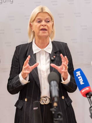 September 24, 2026: Presentation of the Drone Defense Strategy 018. Federal Minister of Defense Klaudia Tanner (ÖVP) on September 24, 2026, during the presentation of the interim report on the drone defense strategy by the Ministry of Defense and the Ministry of the Interior at the Federal Chancellery in Vienna, Vienna, Austria