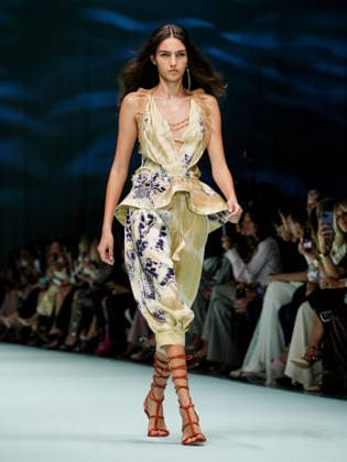 IPA88905307 - Milan, Milan Women™s Fashion Week Spring Summer 2027 - Women™s Fashion, Spring Summer 2027 - Genny fashion show - pictured on the runway: Model.  Copyright: xEmanuelexDexCarlix xEmanuelexDexCarlix IPA88905307
