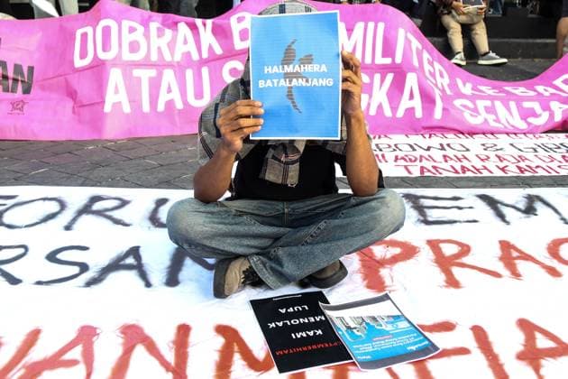 September 24, 2026, Yogyakarta, Indonesia: YOGYAKARTA, INDONESIA, SEPTEMBER 24, 2026: Students and civil society activists take part in the weekly Kamisan protest at Tugu Yogyakarta, commemorating 22 years since the killing of Indonesian human rights activist Munir Said Thalib. Munir died from arsenic poisoning aboard a flight to the Netherlands on September 7, 2004. Participants used the gathering to remember Munir and call for accountability in unresolved human rights cases in Indonesia. Yogyakarta Indonesia  - ZUMAq101 20260924_zna_q101_066 Copyright: xIlhamxNurxArifinx
