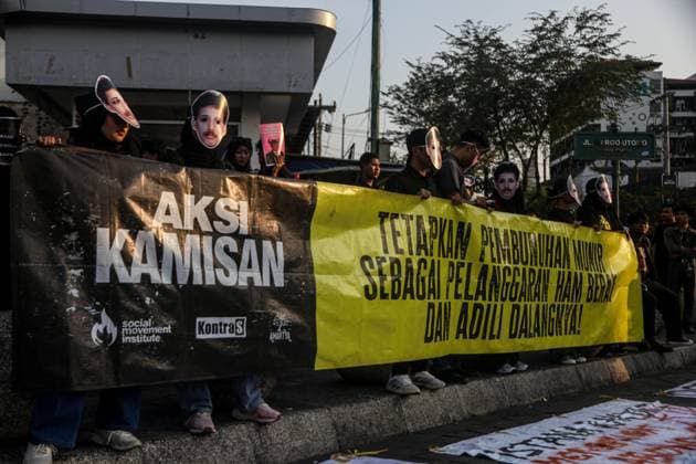 September 24, 2026, Yogyakarta, Indonesia: YOGYAKARTA, INDONESIA, SEPTEMBER 24, 2026: Students and civil society activists take part in the weekly Kamisan protest at Tugu Yogyakarta, commemorating 22 years since the killing of Indonesian human rights activist Munir Said Thalib. Munir died from arsenic poisoning aboard a flight to the Netherlands on September 7, 2004. Participants used the gathering to remember Munir and call for accountability in unresolved human rights cases in Indonesia. Yogyakarta Indonesia  - ZUMAq101 20260924_zna_q101_070 Copyright: xIlhamxNurxArifinx