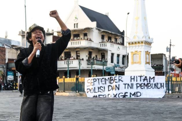 September 24, 2026, Yogyakarta, Indonesia: YOGYAKARTA, INDONESIA, SEPTEMBER 24, 2026: Students and civil society activists take part in the weekly Kamisan protest at Tugu Yogyakarta, commemorating 22 years since the killing of Indonesian human rights activist Munir Said Thalib. Munir died from arsenic poisoning aboard a flight to the Netherlands on September 7, 2004. Participants used the gathering to remember Munir and call for accountability in unresolved human rights cases in Indonesia. Yogyakarta Indonesia  - ZUMAq101 20260924_zna_q101_071 Copyright: xIlhamxNurxArifinx