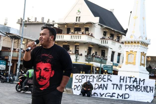 September 24, 2026, Yogyakarta, Indonesia: YOGYAKARTA, INDONESIA, SEPTEMBER 24, 2026: Students and civil society activists take part in the weekly Kamisan protest at Tugu Yogyakarta, commemorating 22 years since the killing of Indonesian human rights activist Munir Said Thalib. Munir died from arsenic poisoning aboard a flight to the Netherlands on September 7, 2004. Participants used the gathering to remember Munir and call for accountability in unresolved human rights cases in Indonesia. Yogyakarta Indonesia  - ZUMAq101 20260924_zna_q101_073 Copyright: xIlhamxNurxArifinx