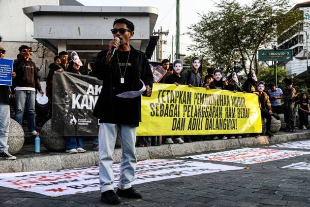 September 24, 2026, Yogyakarta, Indonesia: YOGYAKARTA, INDONESIA, SEPTEMBER 24, 2026: Students and civil society activists take part in the weekly Kamisan protest at Tugu Yogyakarta, commemorating 22 years since the killing of Indonesian human rights activist Munir Said Thalib. Munir died from arsenic poisoning aboard a flight to the Netherlands on September 7, 2004. Participants used the gathering to remember Munir and call for accountability in unresolved human rights cases in Indonesia. Yogyakarta Indonesia  - ZUMAq101 20260924_zna_q101_074 Copyright: xIlhamxNurxArifinx