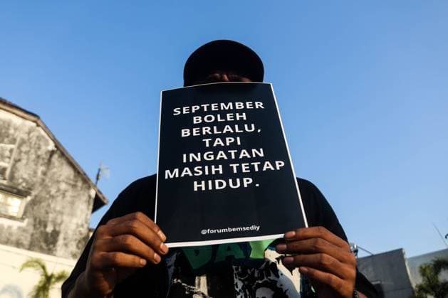 September 24, 2026, Yogyakarta, Indonesia: YOGYAKARTA, INDONESIA, SEPTEMBER 24, 2026: Students and civil society activists take part in the weekly Kamisan protest at Tugu Yogyakarta, commemorating 22 years since the killing of Indonesian human rights activist Munir Said Thalib. Munir died from arsenic poisoning aboard a flight to the Netherlands on September 7, 2004. Participants used the gathering to remember Munir and call for accountability in unresolved human rights cases in Indonesia. Yogyakarta Indonesia  - ZUMAq101 20260924_zna_q101_075 Copyright: xIlhamxNurxArifinx