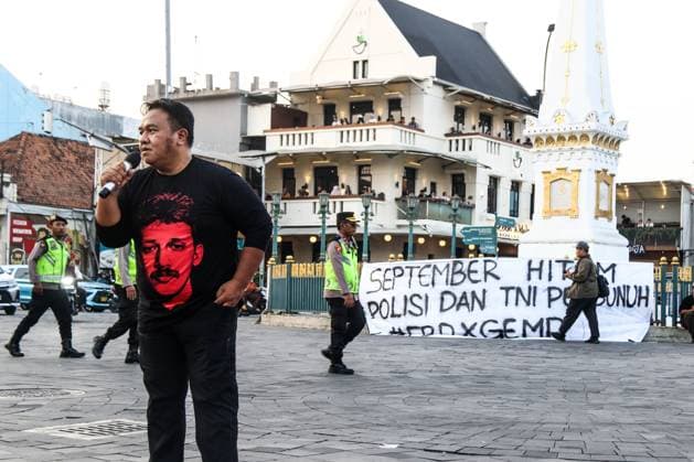 September 24, 2026, Yogyakarta, Indonesia: YOGYAKARTA, INDONESIA, SEPTEMBER 24, 2026: Students and civil society activists take part in the weekly Kamisan protest at Tugu Yogyakarta, commemorating 22 years since the killing of Indonesian human rights activist Munir Said Thalib. Munir died from arsenic poisoning aboard a flight to the Netherlands on September 7, 2004. Participants used the gathering to remember Munir and call for accountability in unresolved human rights cases in Indonesia. Yogyakarta Indonesia  - ZUMAq101 20260924_zna_q101_078 Copyright: xIlhamxNurxArifinx