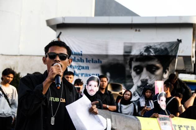September 24, 2026, Yogyakarta, Indonesia: YOGYAKARTA, INDONESIA, SEPTEMBER 24, 2026: Students and civil society activists take part in the weekly Kamisan protest at Tugu Yogyakarta, commemorating 22 years since the killing of Indonesian human rights activist Munir Said Thalib. Munir died from arsenic poisoning aboard a flight to the Netherlands on September 7, 2004. Participants used the gathering to remember Munir and call for accountability in unresolved human rights cases in Indonesia. Yogyakarta Indonesia  - ZUMAq101 20260924_zna_q101_079 Copyright: xIlhamxNurxArifinx
