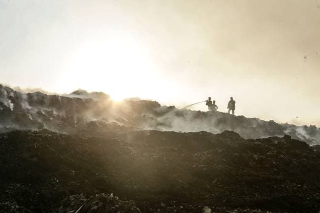 Fire flares up again at Putri Cempo landfill in Solo SOLO, CENTRAL JAVA, INDONESIA, SEPTEMBER 24, 2026: Firefighters work to extinguish flames at the Putri Cempo landfill in Solo, Central Java, after the fire flared up again in sections of the waste disposal site. The landfill has been burning since September 2, with renewed fires reported in blocks B, C and D as emergency crews continue efforts to contain the blaze. solo Indonesia Copyright: x xYomaxTimesxSuryadix xJNAxPressx