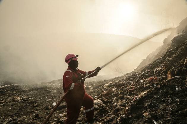 Fire flares up again at Putri Cempo landfill in Solo SOLO, CENTRAL JAVA, INDONESIA, SEPTEMBER 24, 2026: Firefighters work to extinguish flames at the Putri Cempo landfill in Solo, Central Java, after the fire flared up again in sections of the waste disposal site. The landfill has been burning since September 2, with renewed fires reported in blocks B, C and D as emergency crews continue efforts to contain the blaze. solo Indonesia Copyright: x xYomaxTimesxSuryadix xJNAxPressx