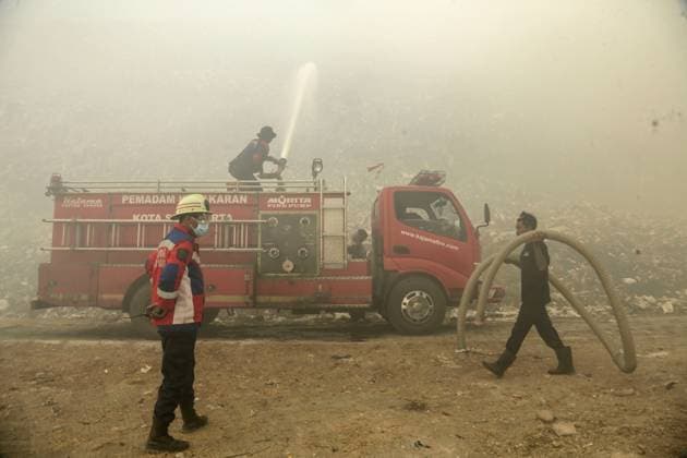 Fire flares up again at Putri Cempo landfill in Solo SOLO, CENTRAL JAVA, INDONESIA, SEPTEMBER 24, 2026: Firefighters work to extinguish flames at the Putri Cempo landfill in Solo, Central Java, after the fire flared up again in sections of the waste disposal site. The landfill has been burning since September 2, with renewed fires reported in blocks B, C and D as emergency crews continue efforts to contain the blaze. solo Indonesia Copyright: x xYomaxTimesxSuryadix xJNAxPressx