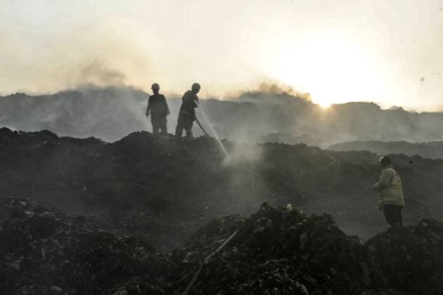 Fire flares up again at Putri Cempo landfill in Solo SOLO, CENTRAL JAVA, INDONESIA, SEPTEMBER 24, 2026: Firefighters work to extinguish flames at the Putri Cempo landfill in Solo, Central Java, after the fire flared up again in sections of the waste disposal site. The landfill has been burning since September 2, with renewed fires reported in blocks B, C and D as emergency crews continue efforts to contain the blaze. solo Indonesia Copyright: x xYomaxTimesxSuryadix xJNAxPressx