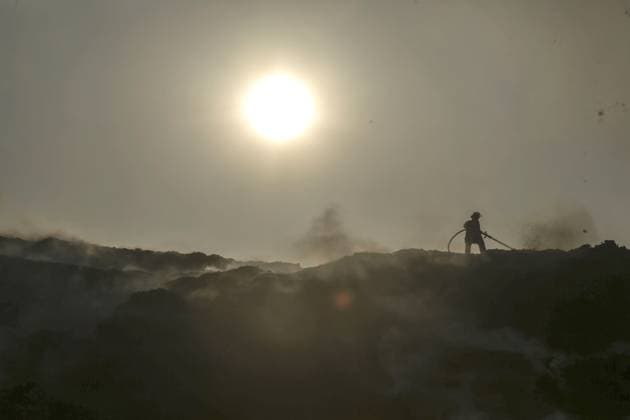 Fire flares up again at Putri Cempo landfill in Solo SOLO, CENTRAL JAVA, INDONESIA, SEPTEMBER 24, 2026: Firefighters work to extinguish flames at the Putri Cempo landfill in Solo, Central Java, after the fire flared up again in sections of the waste disposal site. The landfill has been burning since September 2, with renewed fires reported in blocks B, C and D as emergency crews continue efforts to contain the blaze. solo Indonesia Copyright: x xYomaxTimesxSuryadix xJNAxPressx