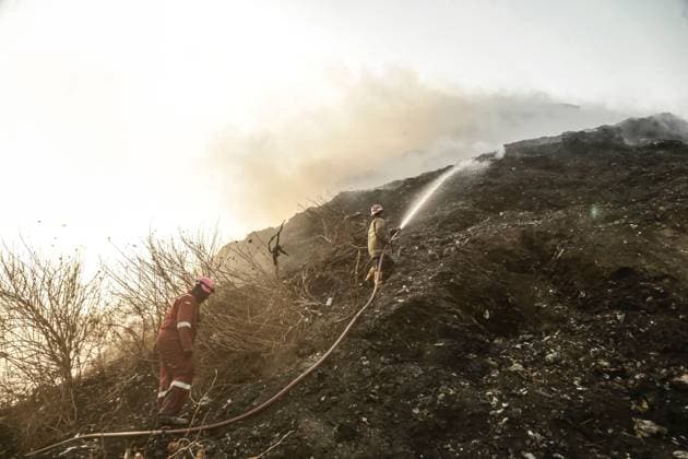 Fire flares up again at Putri Cempo landfill in Solo SOLO, CENTRAL JAVA, INDONESIA, SEPTEMBER 24, 2026: Firefighters work to extinguish flames at the Putri Cempo landfill in Solo, Central Java, after the fire flared up again in sections of the waste disposal site. The landfill has been burning since September 2, with renewed fires reported in blocks B, C and D as emergency crews continue efforts to contain the blaze. solo Indonesia Copyright: x xYomaxTimesxSuryadix xJNAxPressx