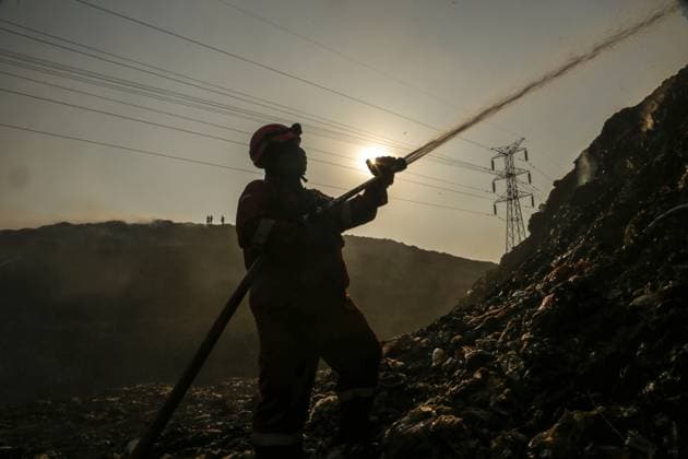 Fire flares up again at Putri Cempo landfill in Solo SOLO, CENTRAL JAVA, INDONESIA, SEPTEMBER 24, 2026: Firefighters work to extinguish flames at the Putri Cempo landfill in Solo, Central Java, after the fire flared up again in sections of the waste disposal site. The landfill has been burning since September 2, with renewed fires reported in blocks B, C and D as emergency crews continue efforts to contain the blaze. solo Indonesia Copyright: x xYomaxTimesxSuryadix xJNAxPressx