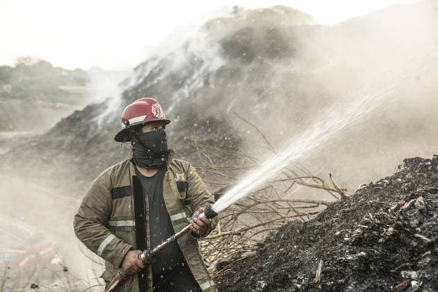 Fire flares up again at Putri Cempo landfill in Solo SOLO, CENTRAL JAVA, INDONESIA, SEPTEMBER 24, 2026: Firefighters work to extinguish flames at the Putri Cempo landfill in Solo, Central Java, after the fire flared up again in sections of the waste disposal site. The landfill has been burning since September 2, with renewed fires reported in blocks B, C and D as emergency crews continue efforts to contain the blaze. solo Indonesia Copyright: x xYomaxTimesxSuryadix xJNAxPressx