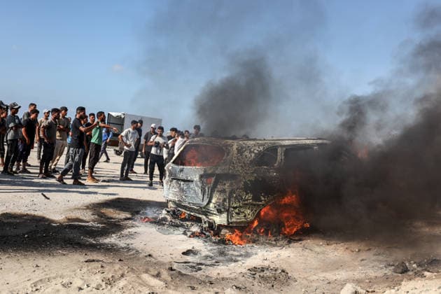Aftermath of Israeli Airstrike In Gaza Palestinians inspect a vehicle hit by an Israeli airstrike in Gaza City on September 24, 2026. Gaza Palestine  Copyright: xMajdixFathix originalFilename: fathi-notitle260924_npuVc.jpg