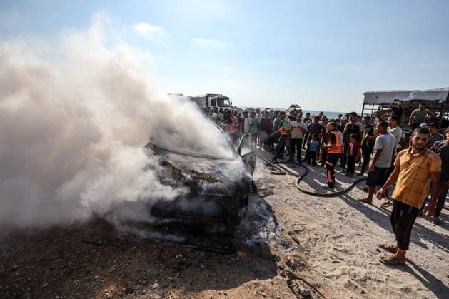 Aftermath of Israeli Airstrike In Gaza Palestinians inspect a vehicle hit by an Israeli airstrike in Gaza City on September 24, 2026. Gaza Palestine  Copyright: xMajdixFathix originalFilename: fathi-notitle260924_npfFg.jpg