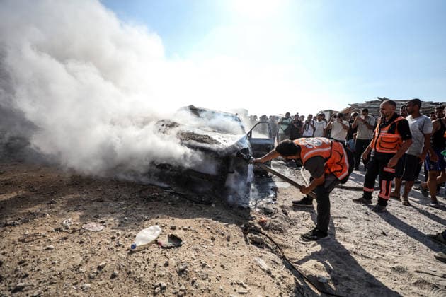 Aftermath of Israeli Airstrike In Gaza Palestinians inspect a vehicle hit by an Israeli airstrike in Gaza City, on September 24, 2026. Gaza Palestine  Copyright: xMajdixFathix originalFilename: fathi-notitle260924_npilG.jpg