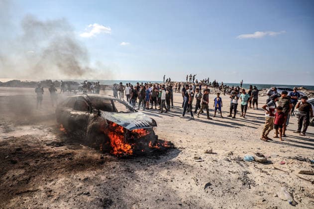 Aftermath of Israeli Airstrike In Gaza Palestinians inspect a vehicle hit by an Israeli airstrike in Gaza City, on September 24, 2026. Gaza Palestine  Copyright: xMajdixFathix originalFilename: fathi-notitle260924_npoEJ.jpg