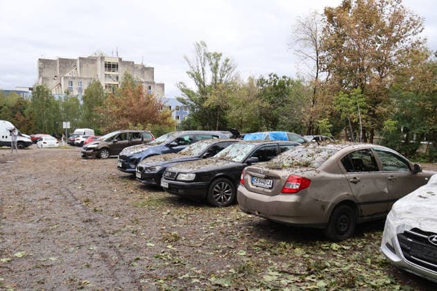 Cars are damaged at a parking lot in the Podilskyi district after an overnight Russian attack, Kyiv, Ukraine, September 24, 2026. On Thursday night, September 24, Russian forces launched a ballistic missile strike on Kyiv, followed by drone assaults on the capital and region. By morning, two people were confirmed killed and eight injured. The attack caused fires and destruction across several districts, damaging medical facilities, apartment blocks, private homes, and vehicles. The maternity hospital in the Podilskyi district sustained damage to windows, doors, and parts of the facade from the first to fifth floors, as well as to windows in the laundry and boiler rooms. Patients, children, and medical staff were unharmed, having moved to th  Copyright: xPavloxBahmutx
