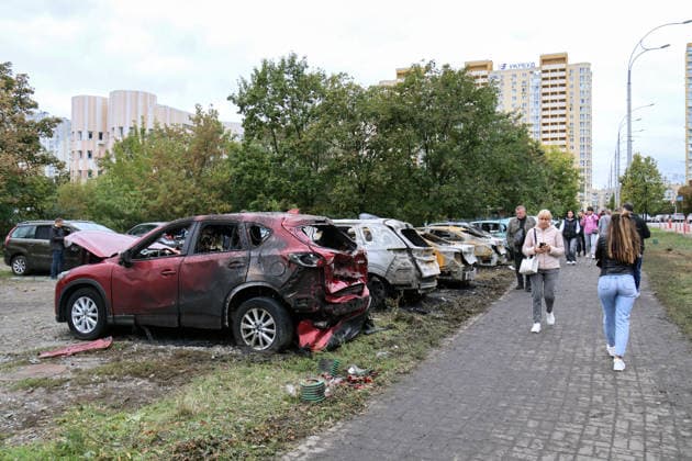 People walk past burnt-out cars at a parking lot in the Podilskyi district after an overnight Russian attack, Kyiv, Ukraine, September 24, 2026. On Thursday night, September 24, Russian forces launched a ballistic missile strike on Kyiv, followed by drone assaults on the capital and region. By morning, two people were confirmed killed and eight injured. The attack caused fires and destruction across several districts, damaging medical facilities, apartment blocks, private homes, and vehicles. The maternity hospital in the Podilskyi district sustained damage to windows, doors, and parts of the facade from the first to fifth floors, as well as to windows in the laundry and boiler rooms. Patients, children, and medical staff were unharmed, hav  Copyright: xPavloxBahmutx