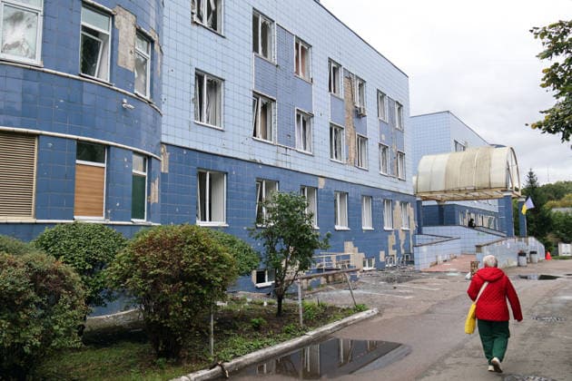 A woman walks past the Consultative and Diagnostic Centre in the Podilskyi district, damaged by an overnight Russian attack, Kyiv, Ukraine, September 24, 2026. On Thursday night, September 24, Russian forces launched a ballistic missile strike on Kyiv, followed by drone assaults on the capital and region. By morning, two people were confirmed killed and eight injured. The attack caused fires and destruction across several districts, damaging medical facilities, apartment blocks, private homes, and vehicles. The maternity hospital in the Podilskyi district sustained damage to windows, doors, and parts of the facade from the first to fifth floors, as well as to windows in the laundry and boiler rooms. Patients, children, and medical staff wer  Copyright: xPavloxBahmutx