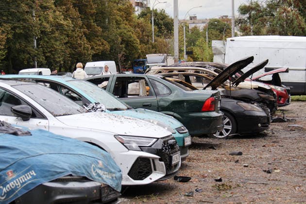 Cars are damaged at a parking lot in the Podilskyi district after an overnight Russian attack, Kyiv, Ukraine, September 24, 2026. On Thursday night, September 24, Russian forces launched a ballistic missile strike on Kyiv, followed by drone assaults on the capital and region. By morning, two people were confirmed killed and eight injured. The attack caused fires and destruction across several districts, damaging medical facilities, apartment blocks, private homes, and vehicles. The maternity hospital in the Podilskyi district sustained damage to windows, doors, and parts of the facade from the first to fifth floors, as well as to windows in the laundry and boiler rooms. Patients, children, and medical staff were unharmed, having moved to th  Copyright: xPavloxBahmutx
